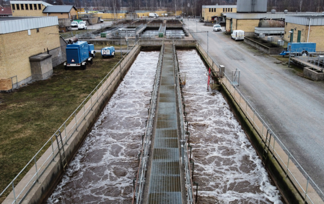 Ett kommunalt reningsverk med bassänger för rening av avloppsvatten Enköping.