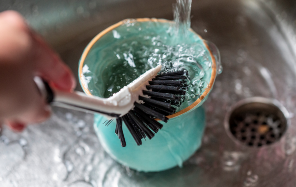 Hemtjänst kan bland annat bestå av hjälp med enklare sysslor som att diska och städa.