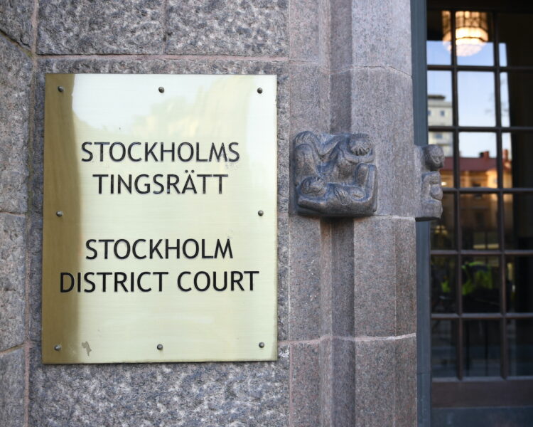 Polismannen åtalades för misshandel och tjänstefel vid Stockholms tingsrätt.