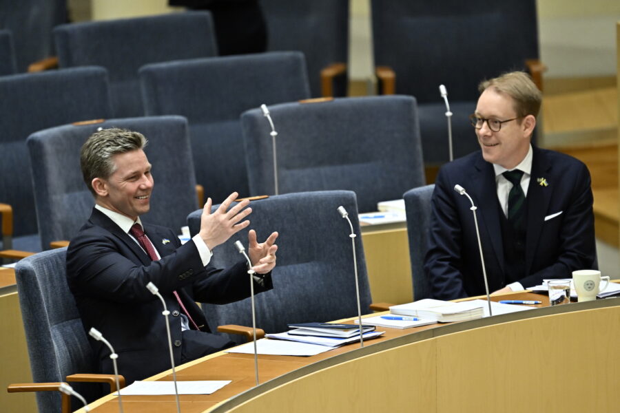 Försvarsminister Pål Jonsson (M) och utrikesminister Tobias Billström (M) på plats i riksdagen inför debatten och beslutet om Sveriges Natomedlemskap.