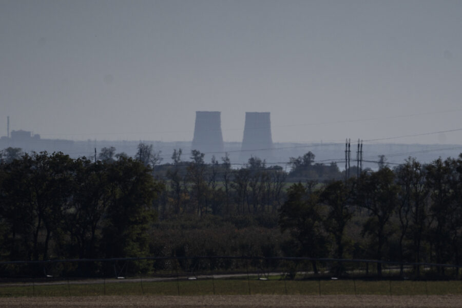 Kärnkraftverket Zaporizjzja på en bild tagen två mil bort.