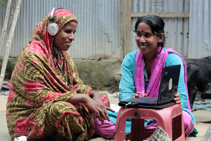 En kvinna på landsbygden i Bangladesh pratar med sin man via Skype, tack vare en av många ”info ladies”, som cyklar ut till avlägsna byar med laptops och internetuppkoppling.
