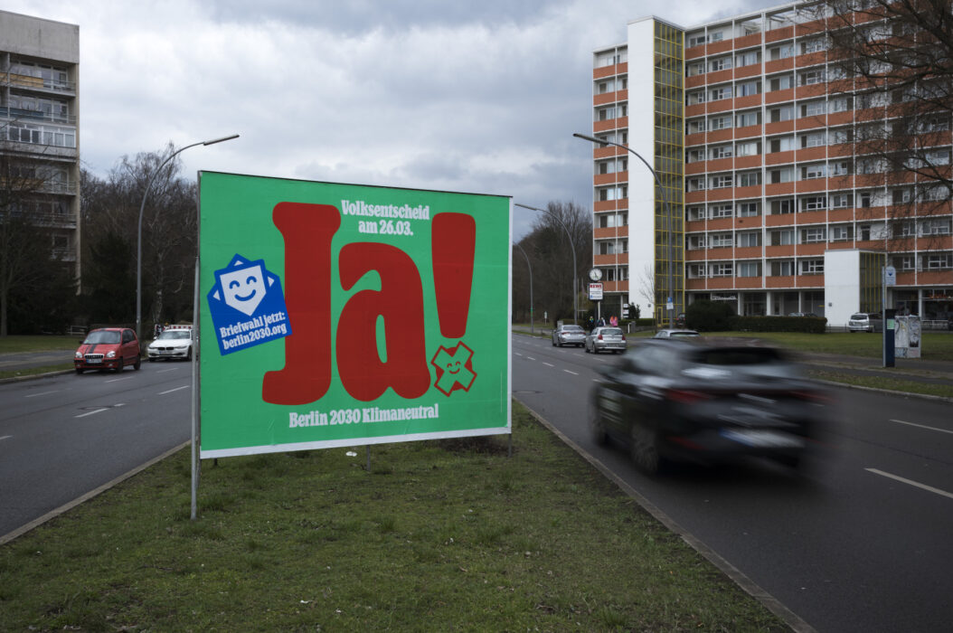 En valaffisch till stöd för förslaget om att Berlin ska bli klimatneutralt till 2030.