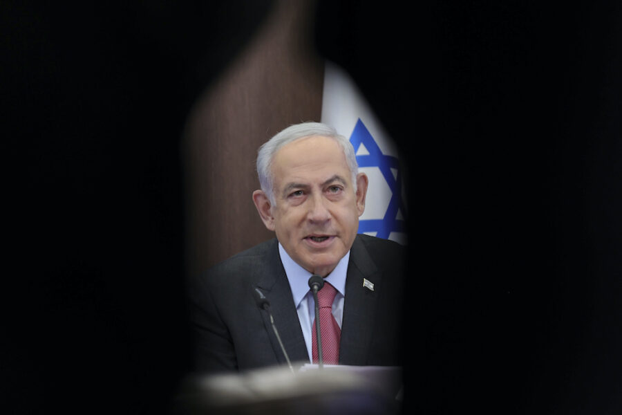 Israels premiärminister Benjamin Netanyahu ställs inför omfattande protester som även har nått de militära leden i landet.