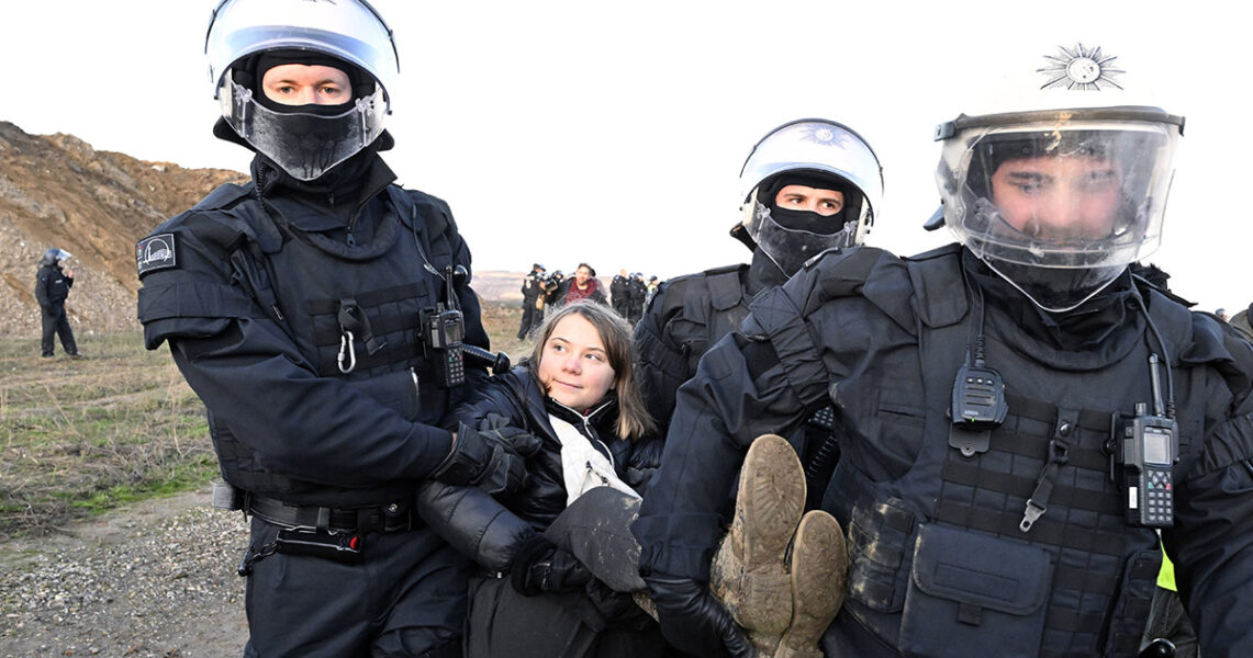 Tyska poliser bär iväg Greta Thunberg från en kolgruva i Lutzerath i Tyskland i januari i år.