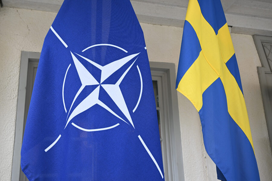 Natos flagga och Sveriges flagga utanför statsministerns lantresidens Harpsund.