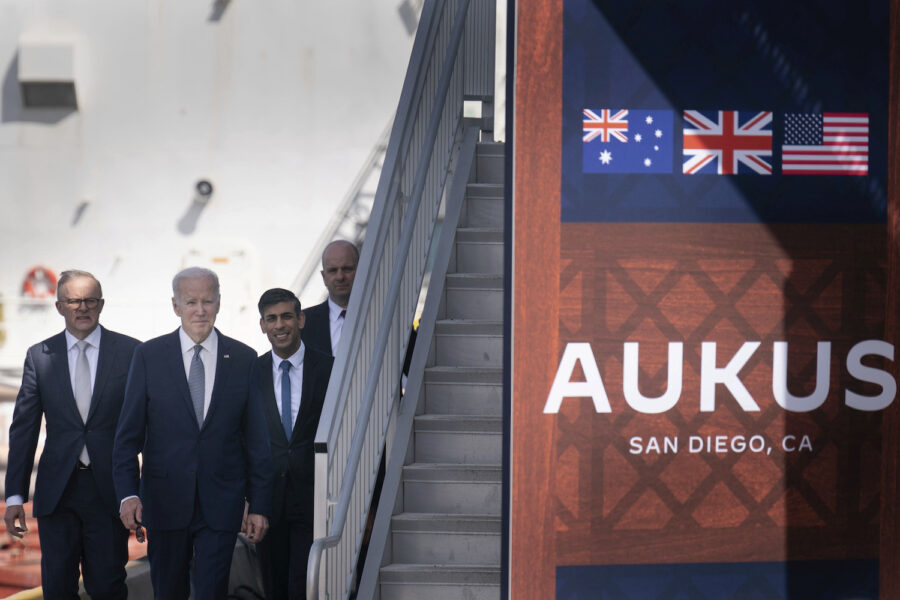 Australiens premiärminister Anthony Albanese, USA:s president Joe Biden och Storbritanniens premiärminister Rishi Sunak träffades på en amerikansk flottbas i San Diego på måndagen.