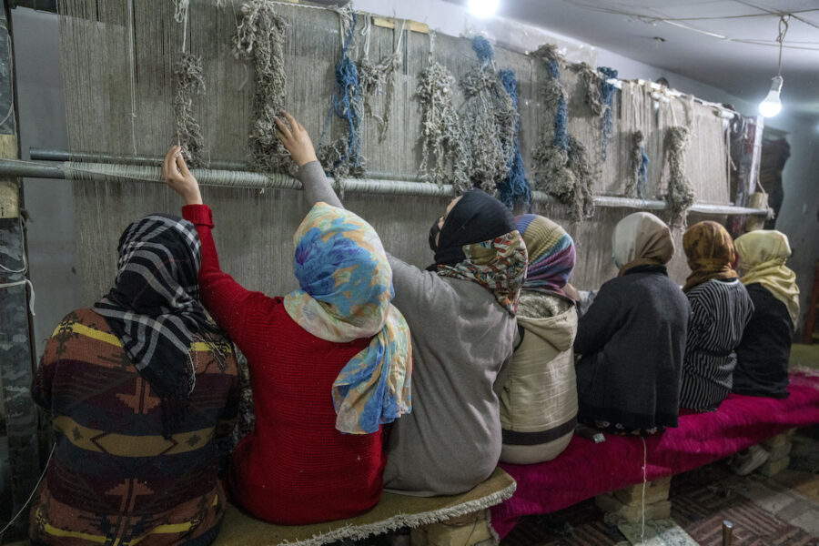 Flickor eller unga kvinnor som väver mattor i Kabul.