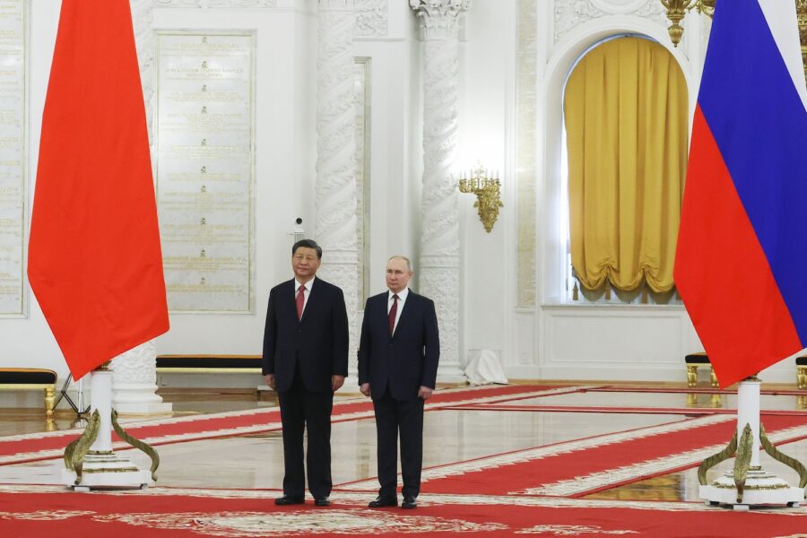 Kinas president Xi Jinping välkomnas till Stora Kremlpalatset på tisdagen.