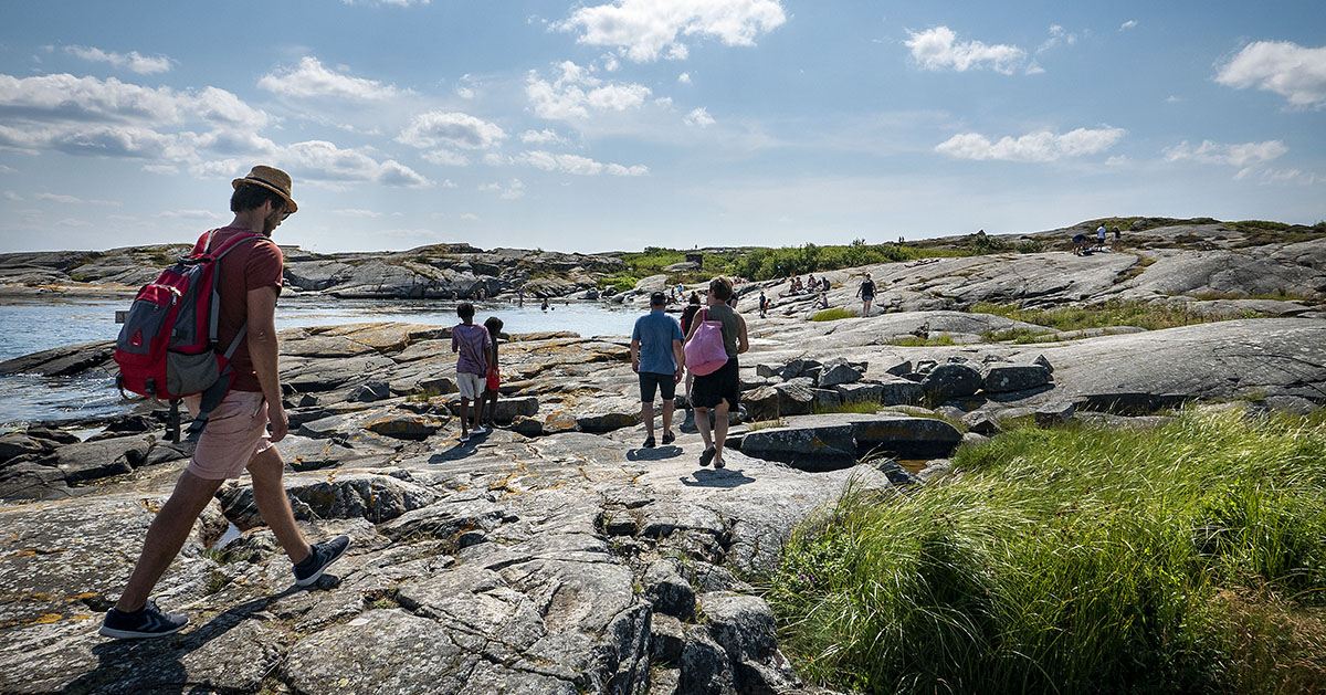 På väg till badstranden på Käringön i Bohuslän.