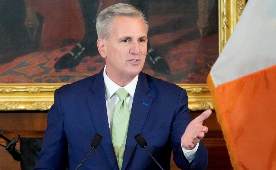 Kevin McCarthy, topprepublikan och det amerikanska representanthusets talman, manar till lugn om USA:s tidigare president Donald Trump grips.