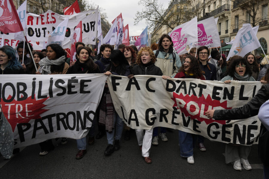 Universitetsstudenter protesterar i Paris under tisdagen.