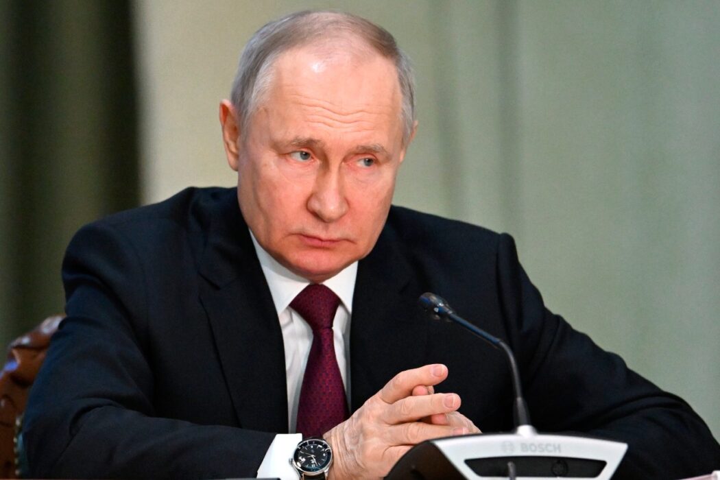 Vladimir Putin kan hamna bakom lås och bom, en arresteringsorder har utfärdats av ICC.