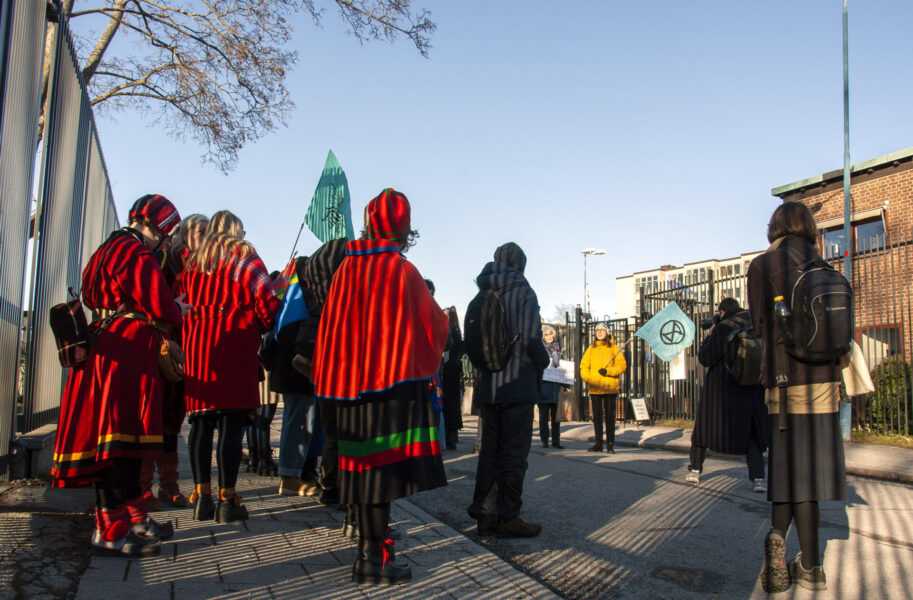 En grupp aktivister samlades i dag utanför Norges ambassad i Stockholm, för att visa sitt stöd för de samiska aktivister som protesterar i Oslo mot en vindkraftspark på samisk mark.