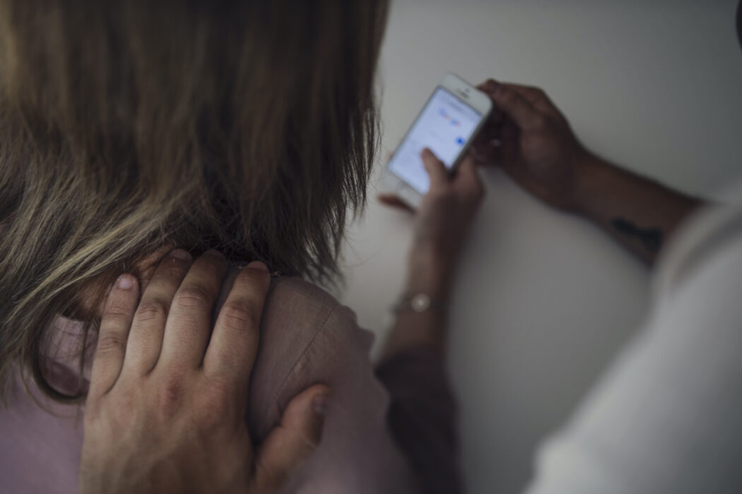 När kvinnor utsätts för sexuella trakasserier lämnar de ofta arbetsplatser med ett relativt högt löneläge och söker sig till mer lågbetalda arbetsplatser med färre manliga kollegor, enligt forskaren Johanna Rickne.