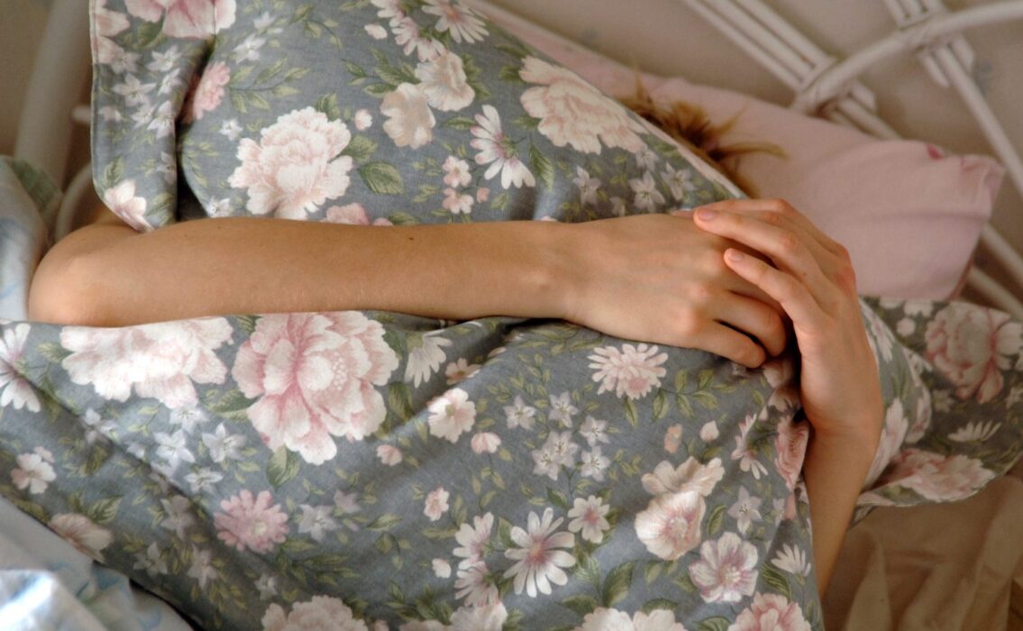 Bättre sömn med hjälp av melatonin skulle kunna minska risken för självskadebeteende, visar en ny studie.