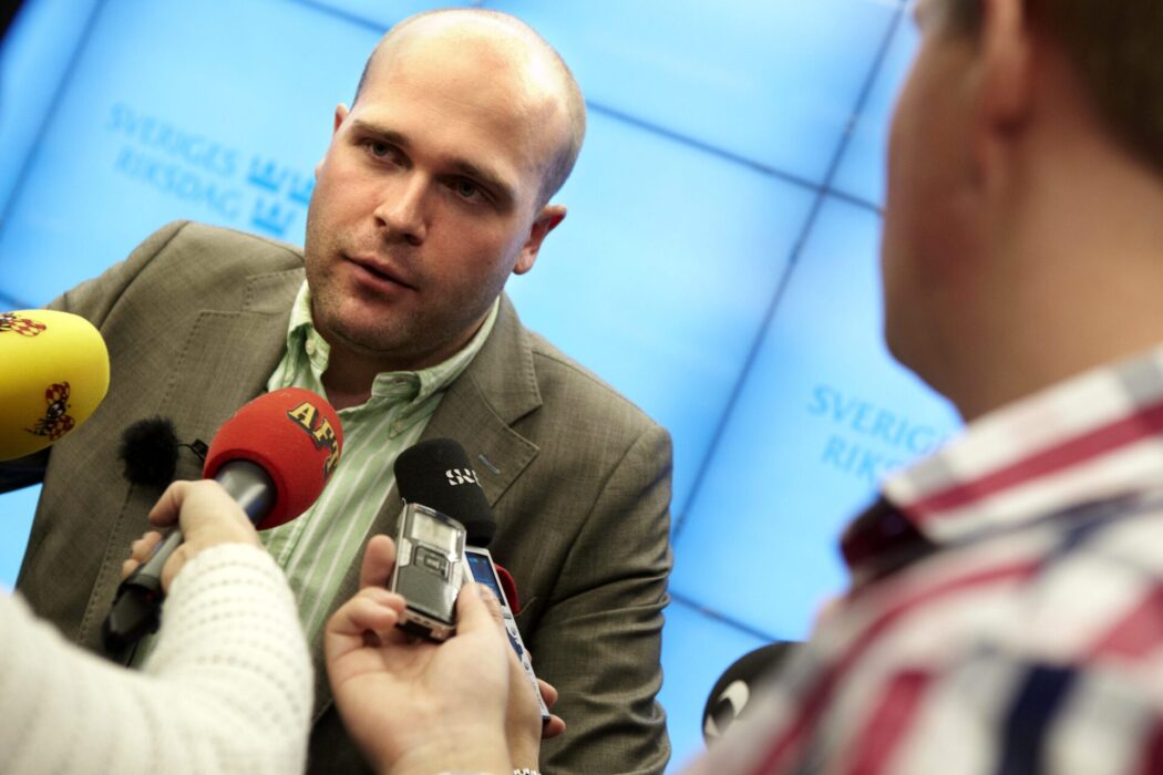 Den tidigare SD-toppen Erik Almqvist som idag är chefredaktör hos Exakt24 kommenterar Syres avslöjande om redaktionella kontakter med vitmakt-miljön.
