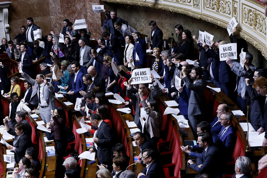 Parlamentariker buar mot premiärminister Èlisabeth Borne nationalförsamlingen.