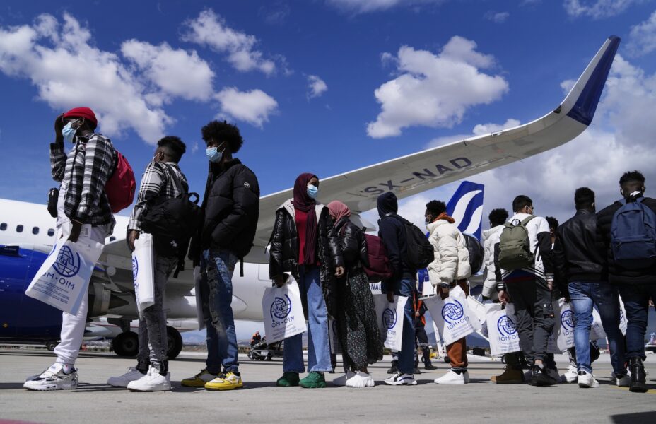 En grupp ensamkommande minderåriga köar och väntar i Aten på att flyga till Lissabon inom ramen för ett omfördelningsprogram inom EU.