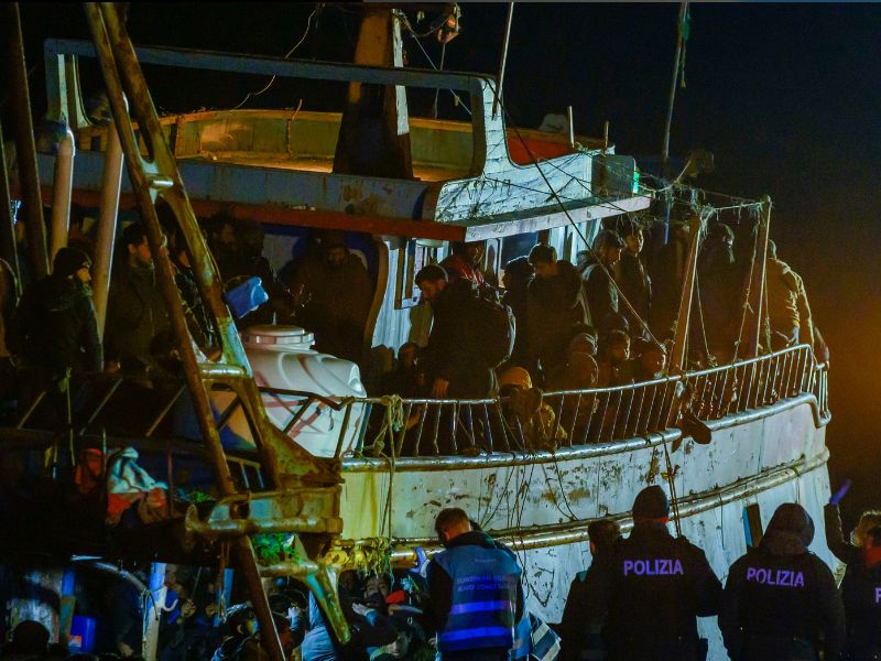 Över tusen personer räddades på lördagen av den italienska kustbevakningen.