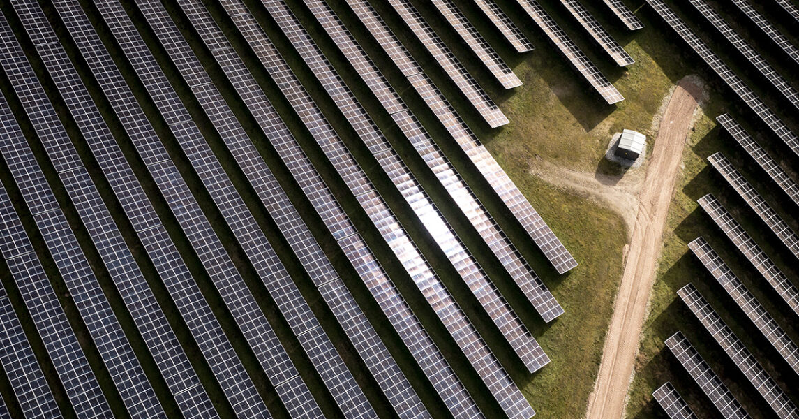En solkraftspark i den lilla byn Hjolderup i södra Danmark.