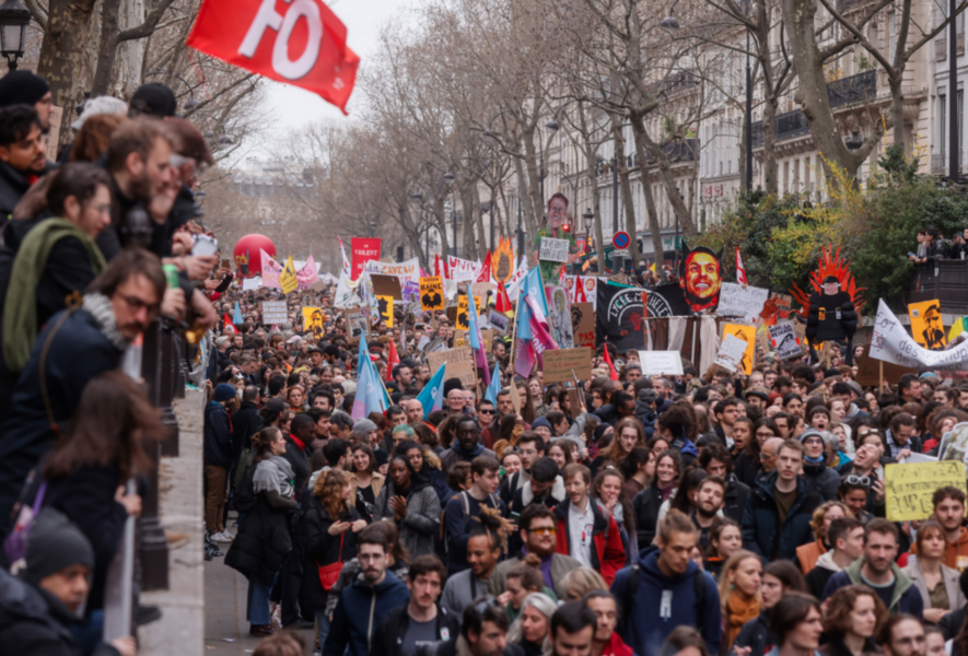 Massiva protester genomförs i Frankrike mot nya pensionslagar.