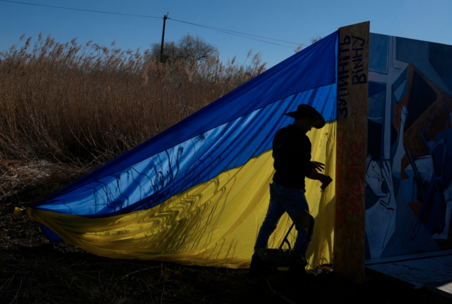 Den ukrainska flaggan sätts upp i sydöstra Polen, vid gränsen till det krigshärjade landet.