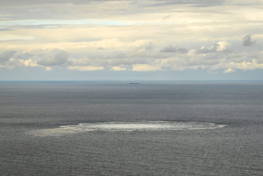En bild på havet ovan gasläckan efter sprängningen av Nordstream 2.