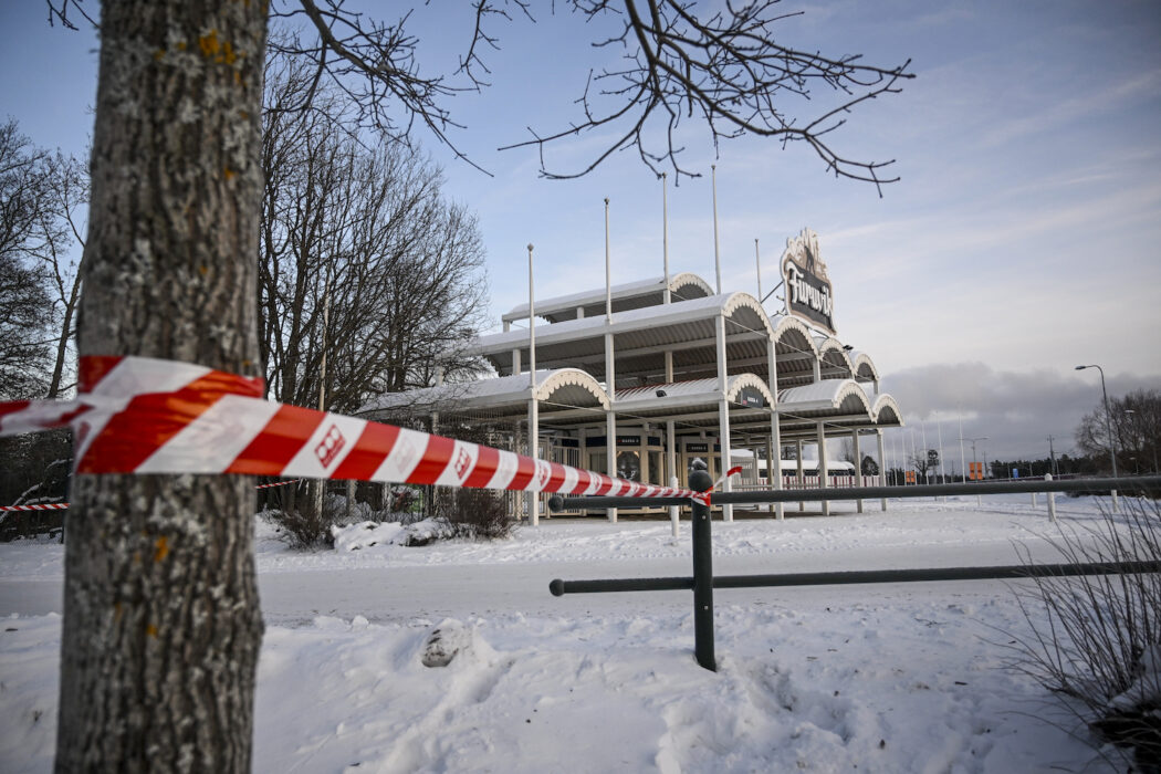 Avspärrningar vid huvudentrén till Furuviksparken i december efter det att fem schimpanser skjutits.