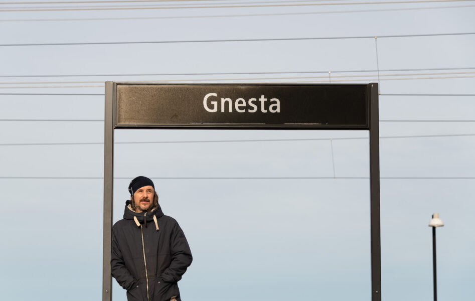 Daneil Israelsson Casta flyttade med familjen från storstaden till Gnesta för ett lugnare liv, men blev direkt engagerad som vegansk kock och startade ett nytt matföretag.