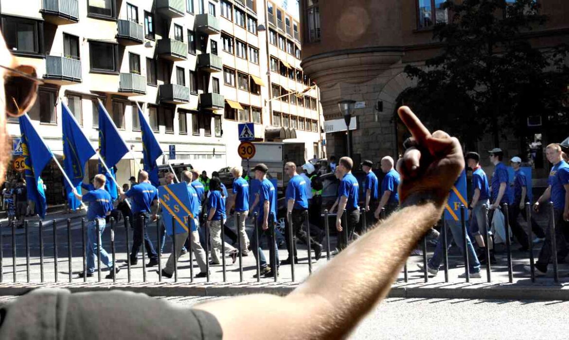En motdemonstrant visar fingret mot Nationalsocialistisk fronts marsch på nationaldagen 2007.