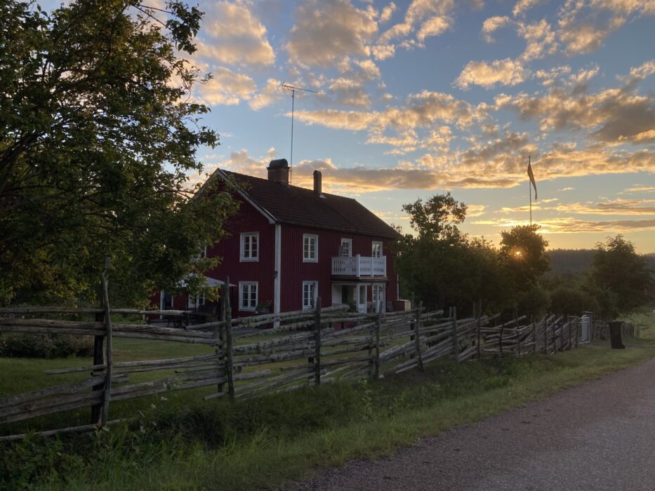 Från sitt hem i södra Östergötland vill Lovisa Bergström få fler att ifrågasätta vad som är en rimlig levnadsstandard.