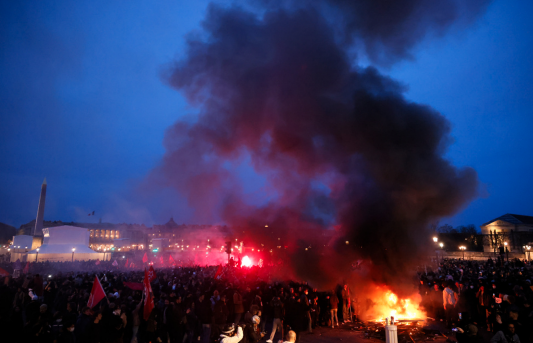 Demonstranter vid Place de la Concorde i Paris, inte långt från Palais Bourbon där nationalförsamlingen sammanträder