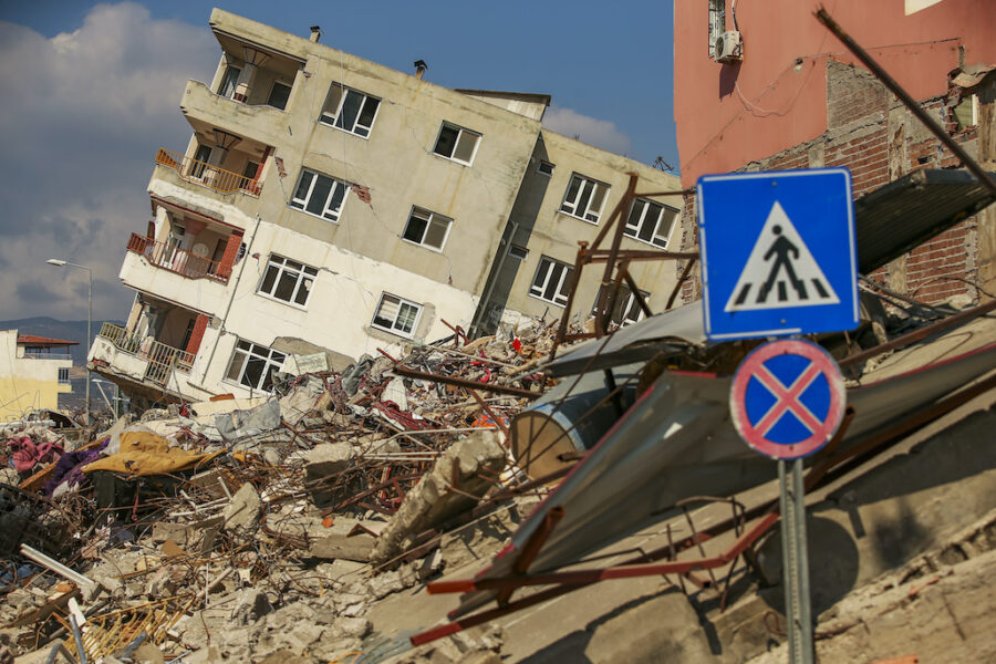 Förstörda hus i Samandag i södra Turkiet efter de förödande jordbävningarna den 6 februari.