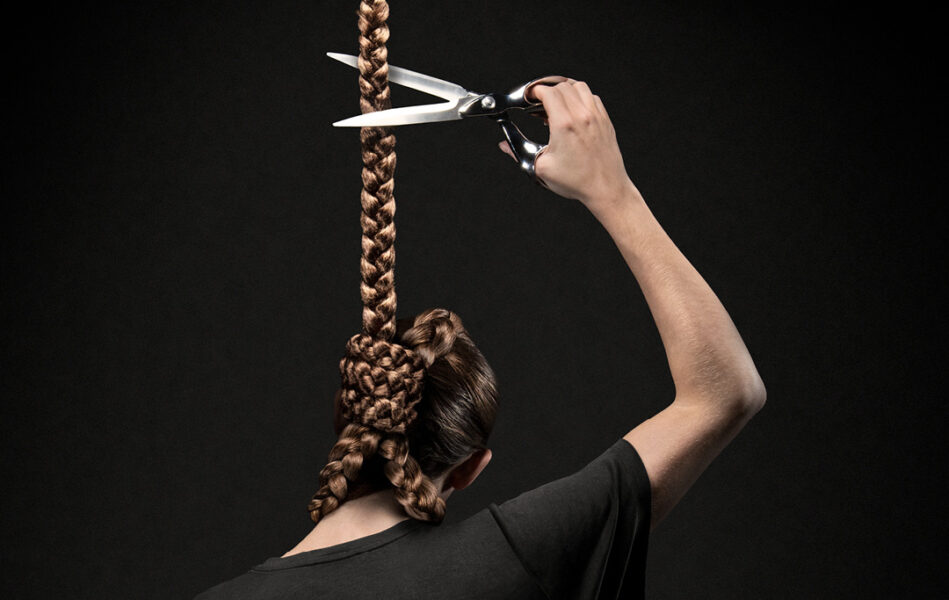 Center for human rights namninsamling är en del av kampanjen "Cut the oppression", där en kvinna klipper av en hårslinga som symbol för behovet av att stoppa politiska avrättningar.