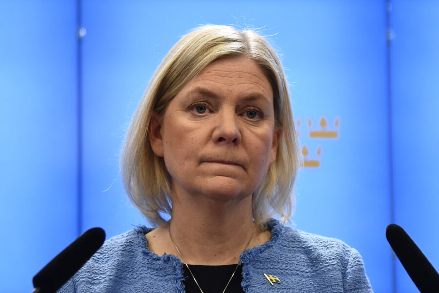 Socialdemokraternas partiledare Magdalena Andersson (S) anser att regeringen skjuter upp klimatmålen.