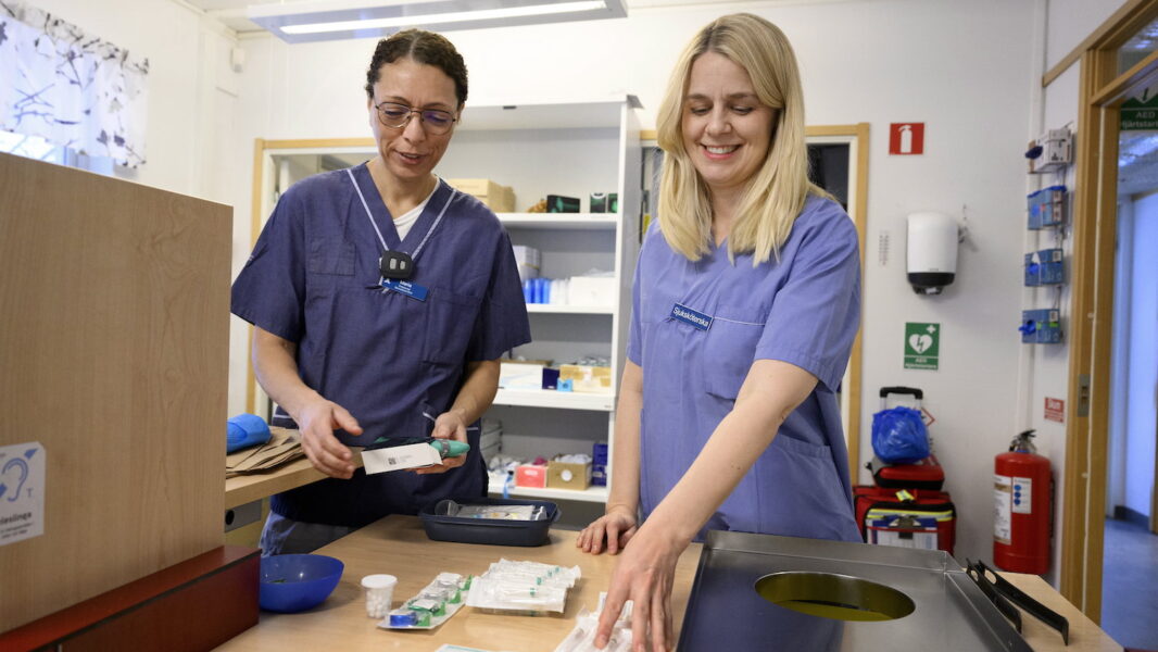 Maria Schütz (tv) sjuksköterska och enhetschef på sprututbytet i Stockholm och kollegan Elin Holmén, sjuksköterska och forskare, möter många som vill att naloxon ska kunna ges till fler än till de som själva använder narkotika.