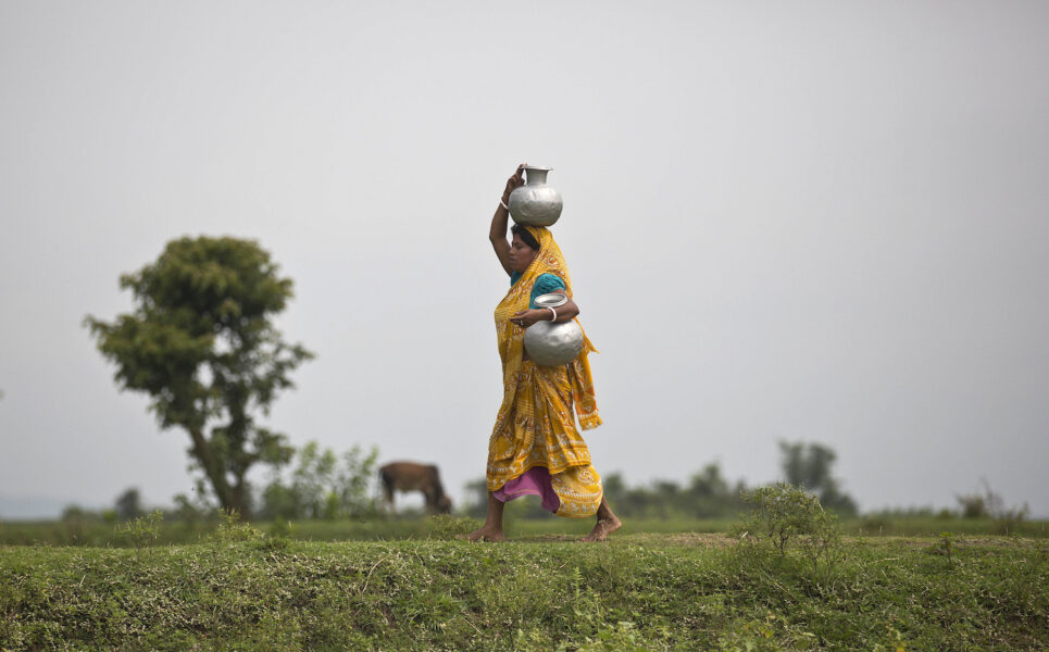En kvinna hämtar vatten i Indien.
