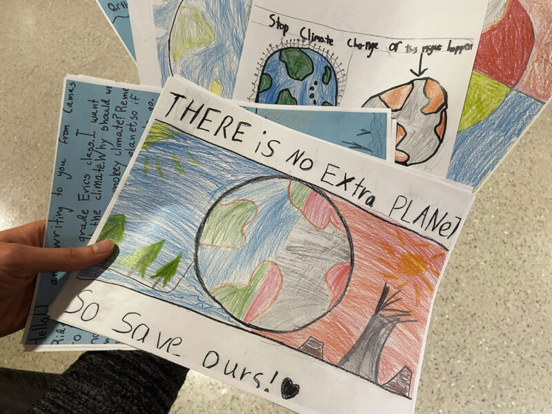 Teckningar och brev av amerikanska elever som uppmanar politiker och beslutsfattare att stoppa klimatförändringarna.