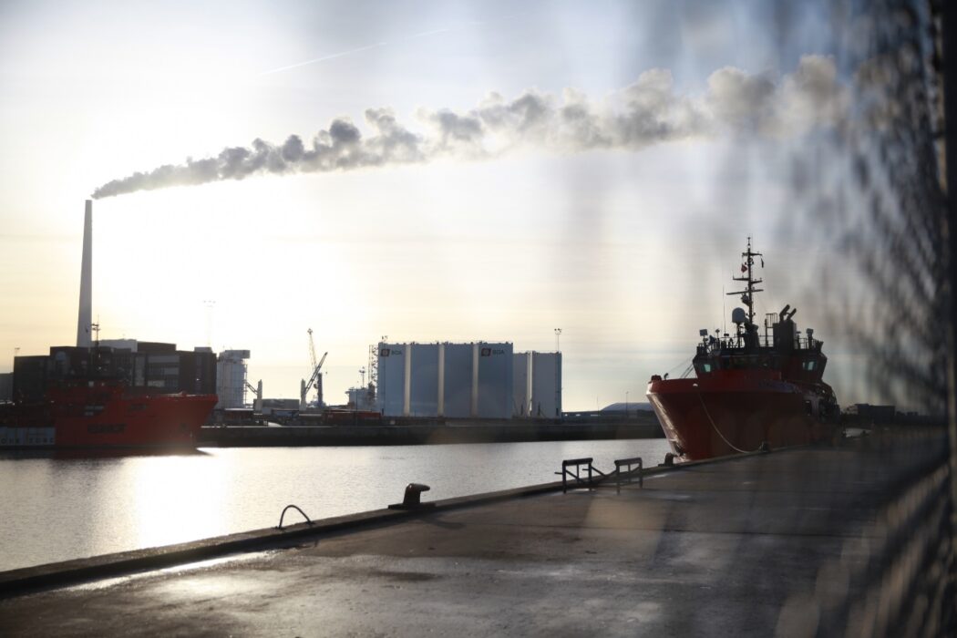Ett kolkraftverk i danska Esbjerg bolmar ut koldioxid i atmosfären.