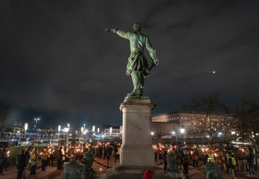 Högerextrema grupper samlades vid statyn av Karl XII i Kungsträdgården i Stockholm den 30 november 2022 för att uppmärksamma hans dödsdag.