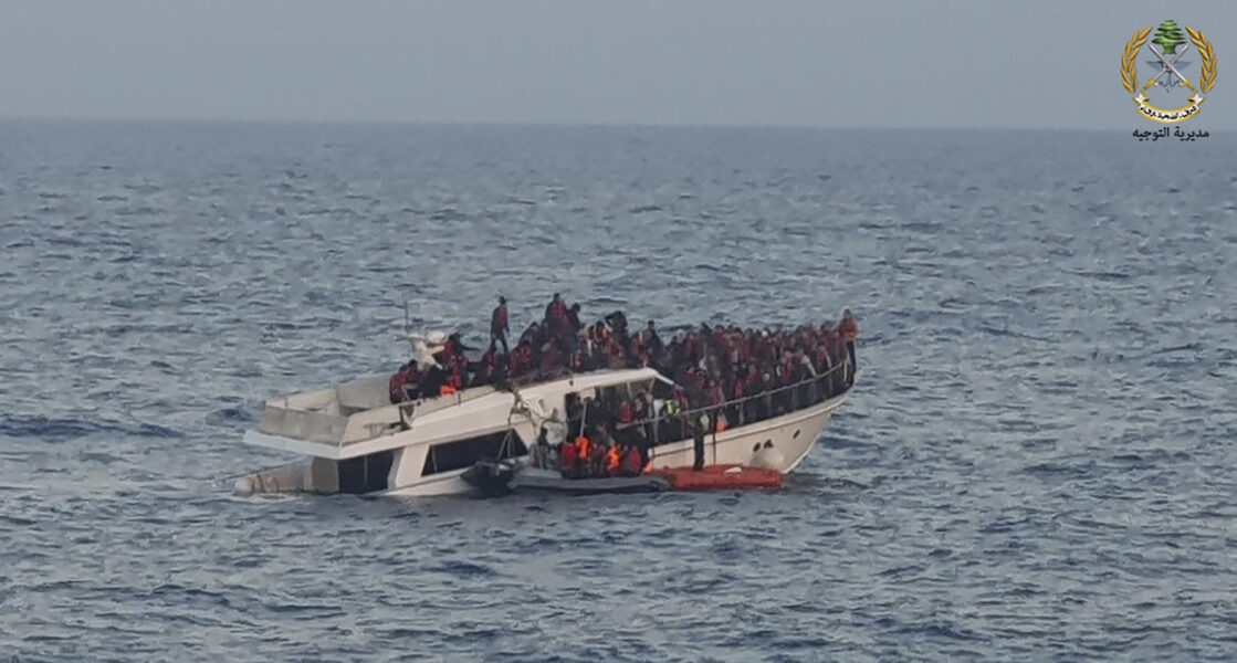 Migranter räddas från en sjunkande båt utanför Libanon i Medelhavet.