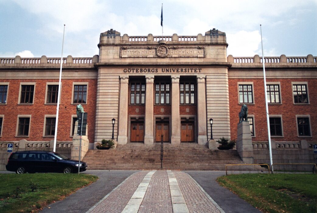 Kritiken mot regeringens beslut kommer från många håll, bland annat från Göteborgs universitet.