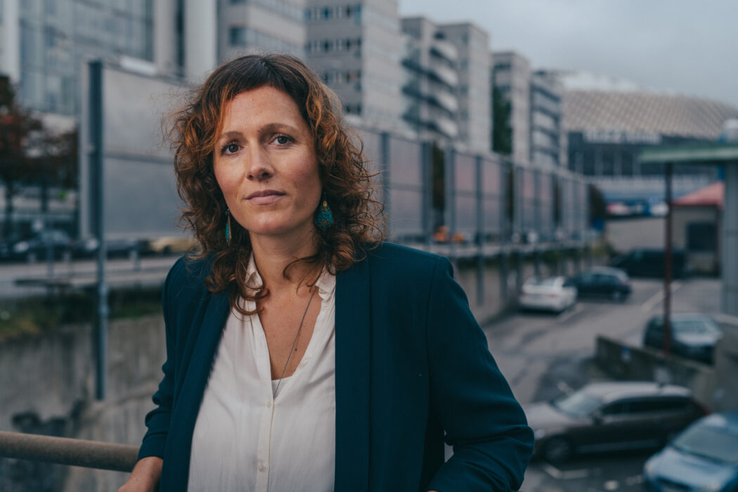 Lina Gustafsson ville skriva en bok som lyfter fram djuren i det industriella lantbruket som ofta glöms bort och sällan ses som individer.