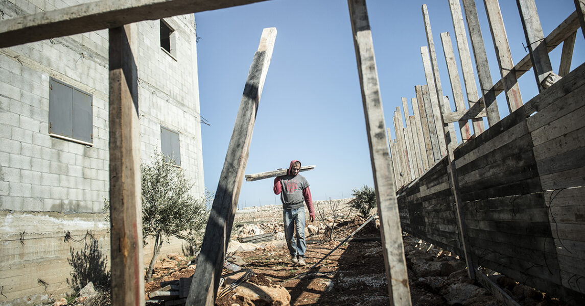 Samir Sharif i Kusra på Västbanken hoppas att ett staket ska skydda byn mot våldsamma israeliska bosättare.