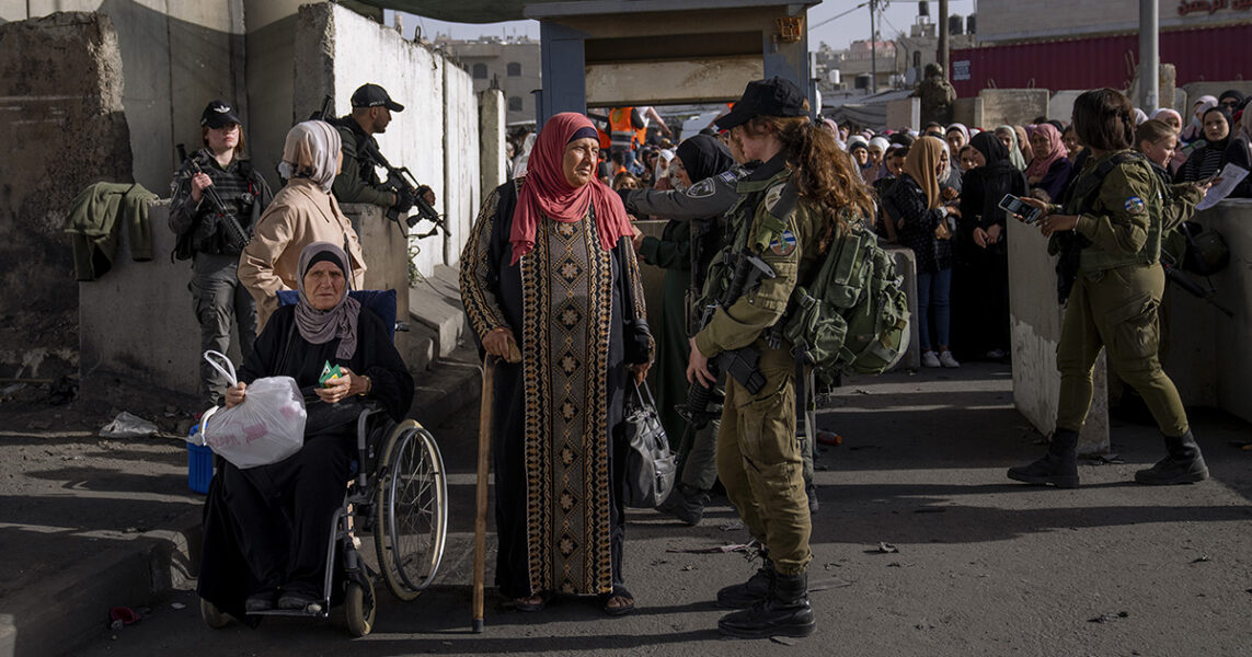 Israeliska vakter kontrollerar palestiniernas identitet innan de får gå in och delta i fredagsbönen vid Al-Aqsa-moskén i Jerusalem under ramadan.