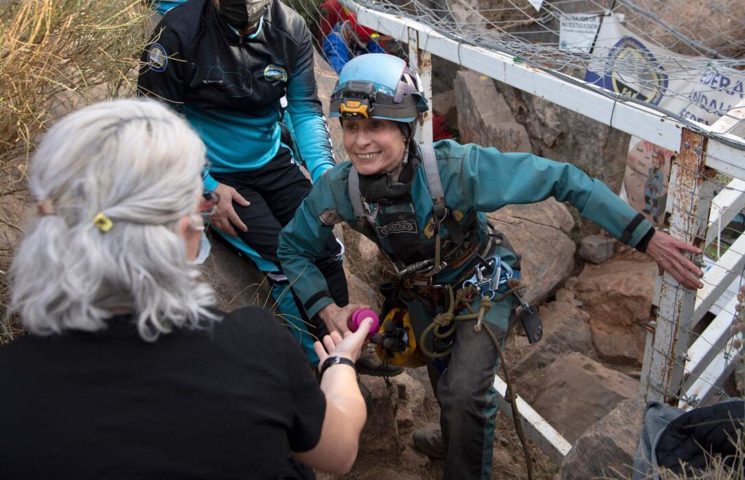 Beatriz Flamini kommer ut efter 500 dygn i en grotta.
