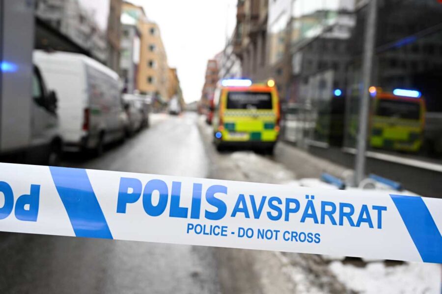 Polis och ambulans på plats vid länsstyrelsen i Stockholms län i centrala Stockholm i mars efter att någon form av pulver i kuvert hittats.