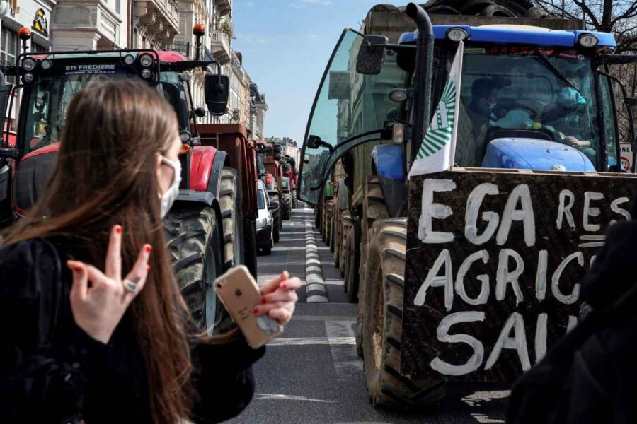 Protesterande lantbrukare i Lyon 2021 som demonstrerar mot orättvis konkurrens och stagnerande pris.
