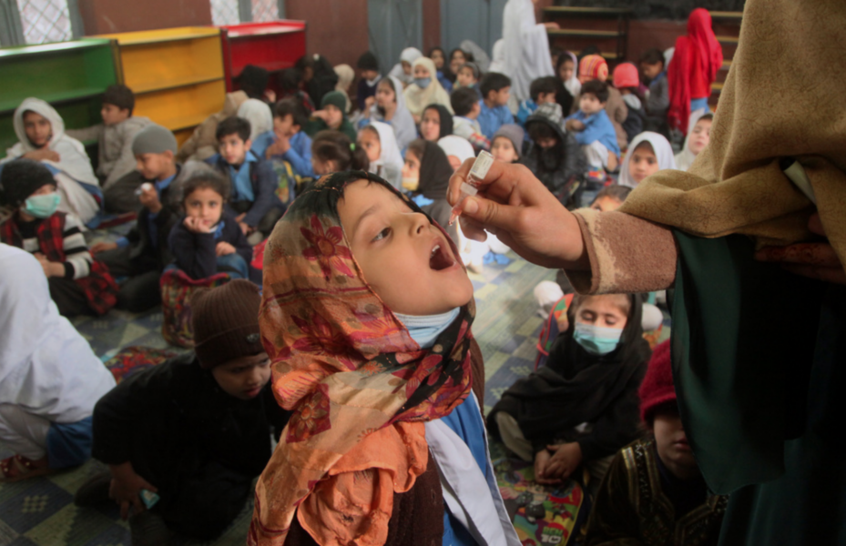 Vaccinering mot polio sker i form av några droppar på tungan.